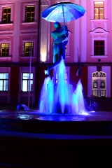 Kissing students fountain 
